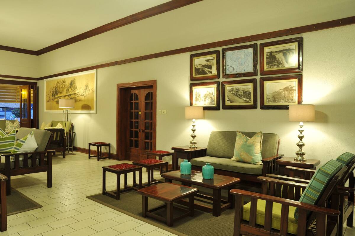 2 bars/lounges, poolside bar