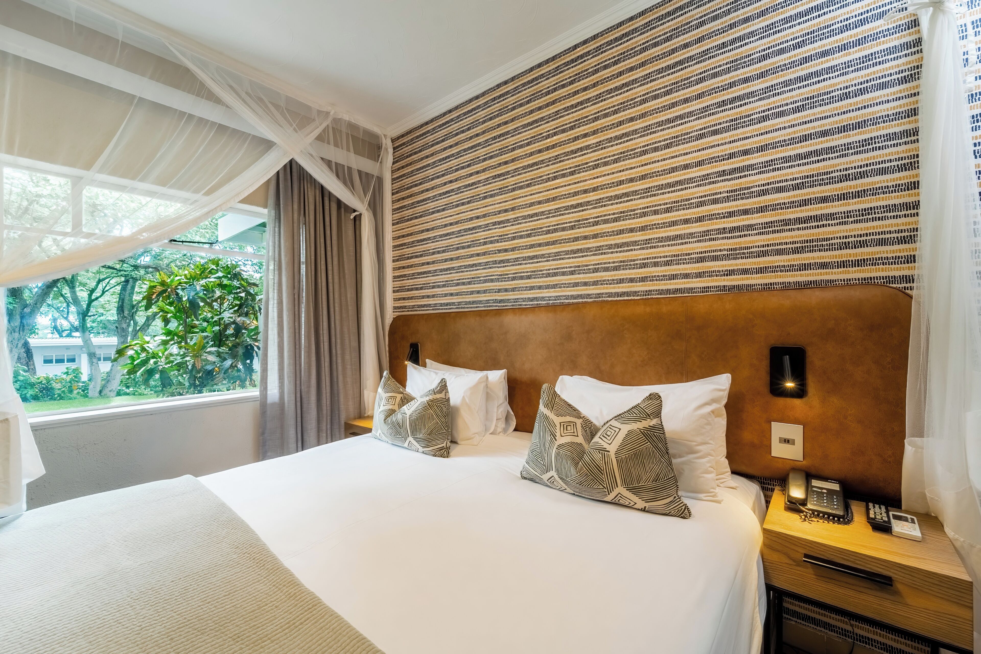 Coffres-forts dans les chambres, bureau, rideaux occultants