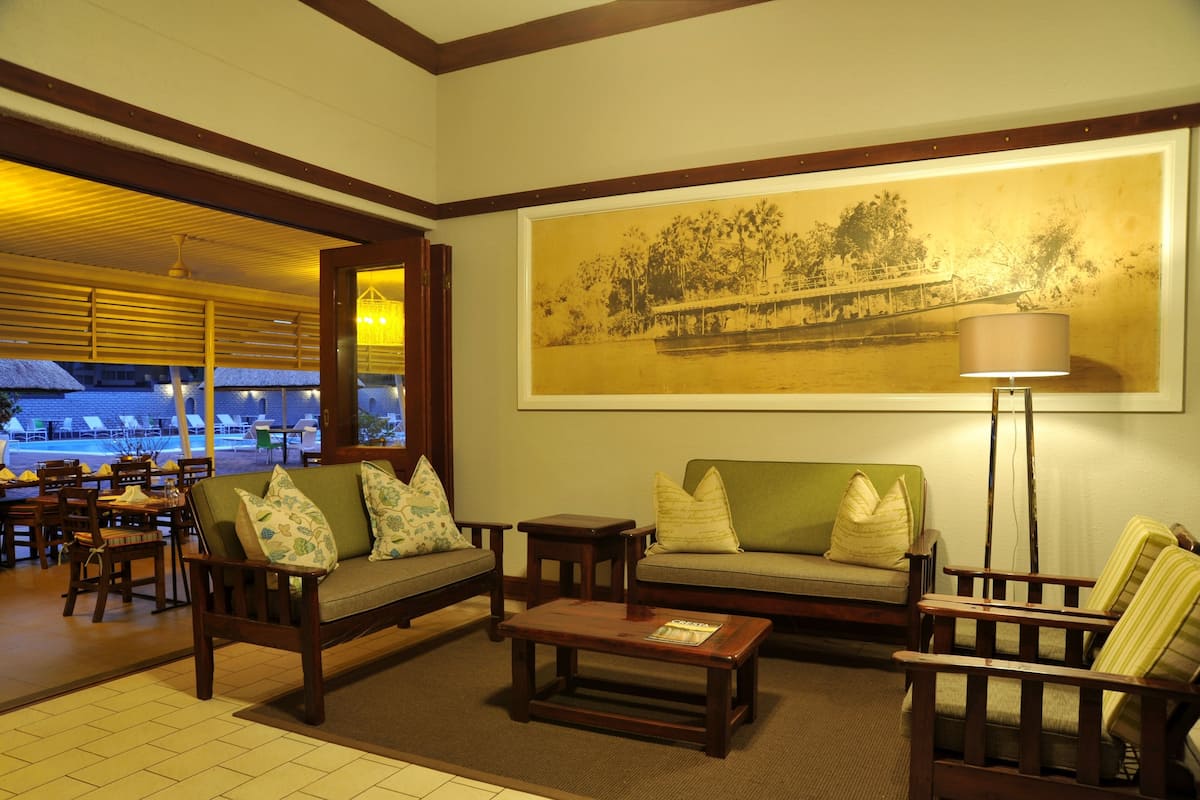 2 bars/lounges, poolside bar