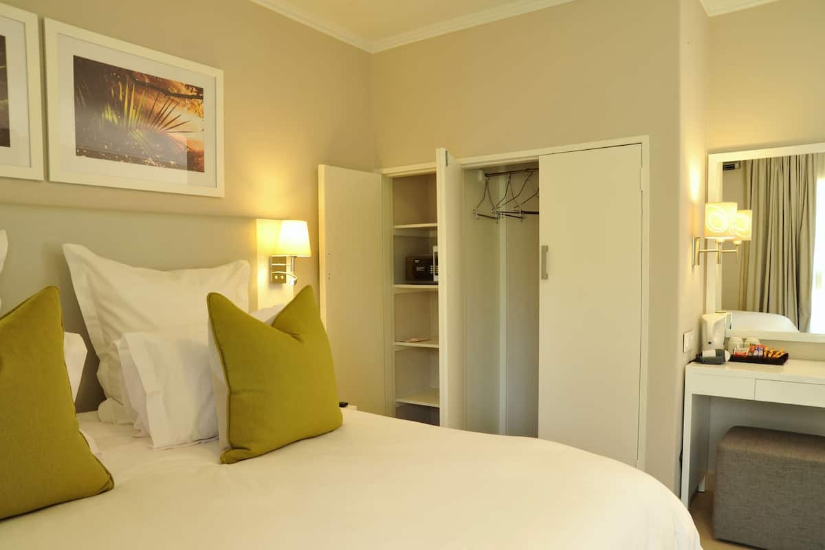 1 bedroom, in-room safe, desk, blackout curtains