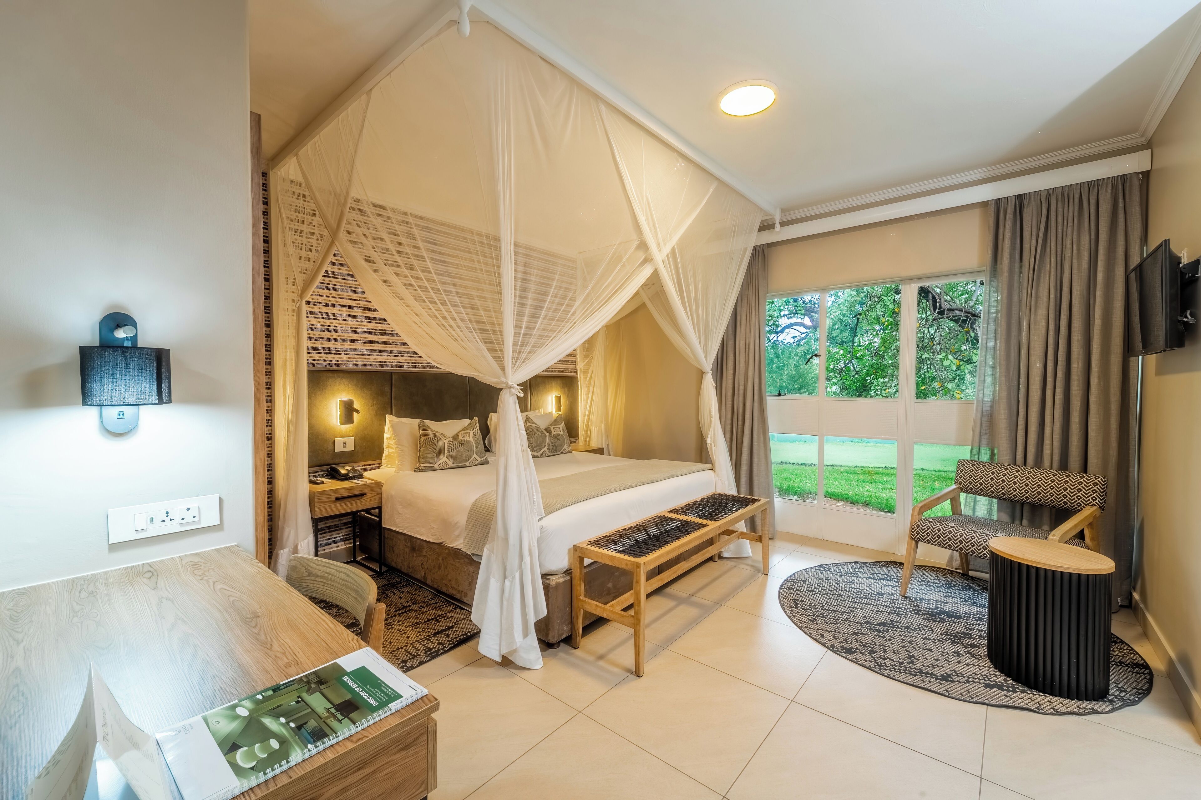 スイート キングベッド 1 台 ガーデンビュー | セーフティボックス (室内)、デスク、遮光カーテン、WiFi (無料)