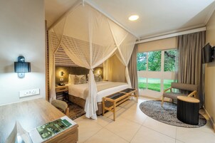 Suite, 1 cama de matrimonio grande, vistas al jardín | Caja fuerte, escritorio, cortinas opacas y wifi gratis