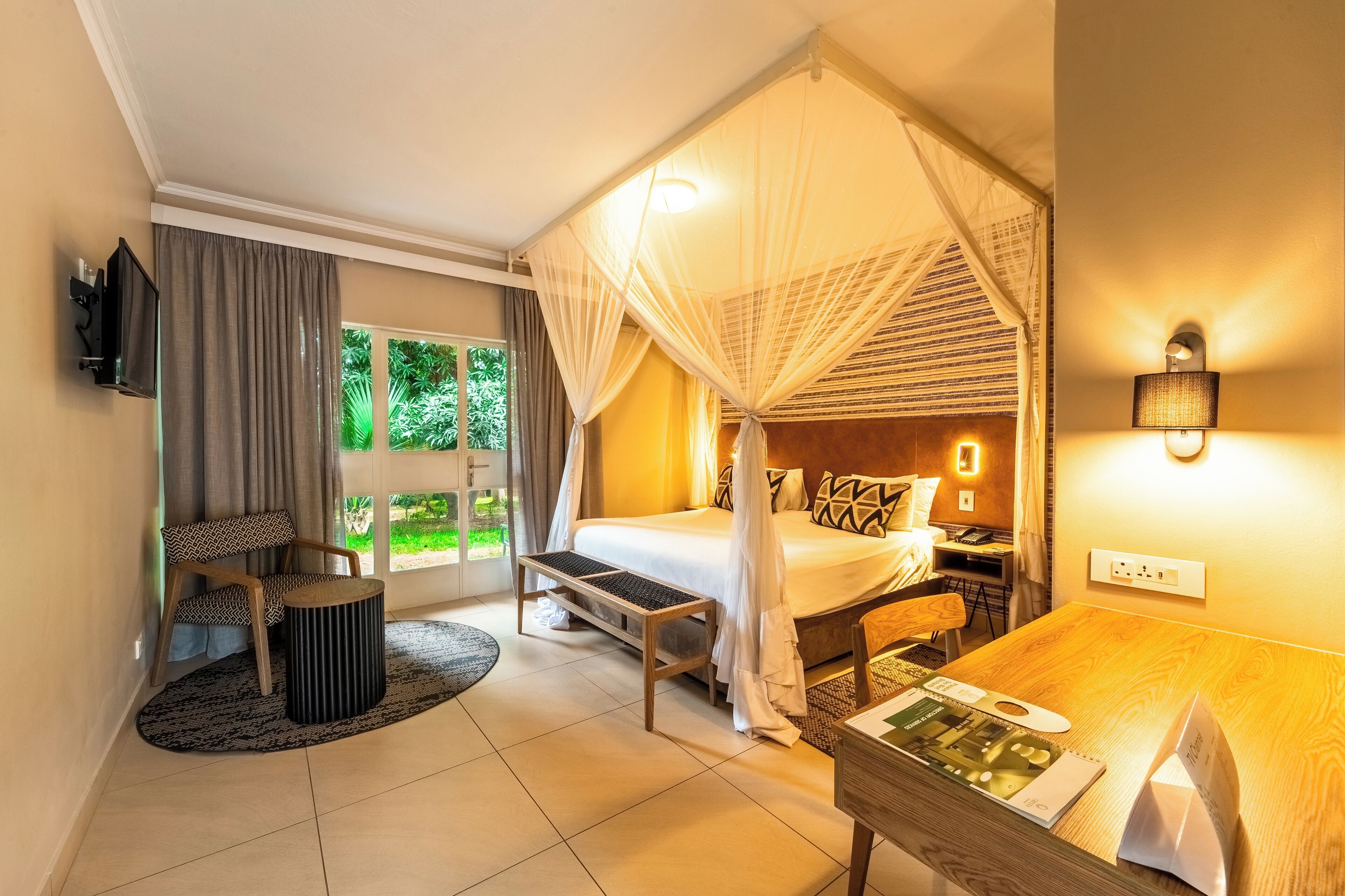 Phòng Tiêu chuẩn, 1 giường đôi, quang cảnh vườn | Két bảo mật tại phòng, bàn, màn/rèm cản sáng 