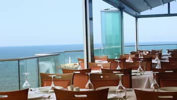 Breakfast and dinner served, ocean views