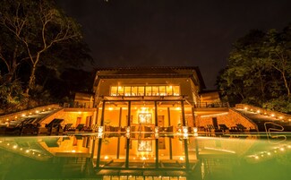 Fachada de la propiedad por la tarde o noche