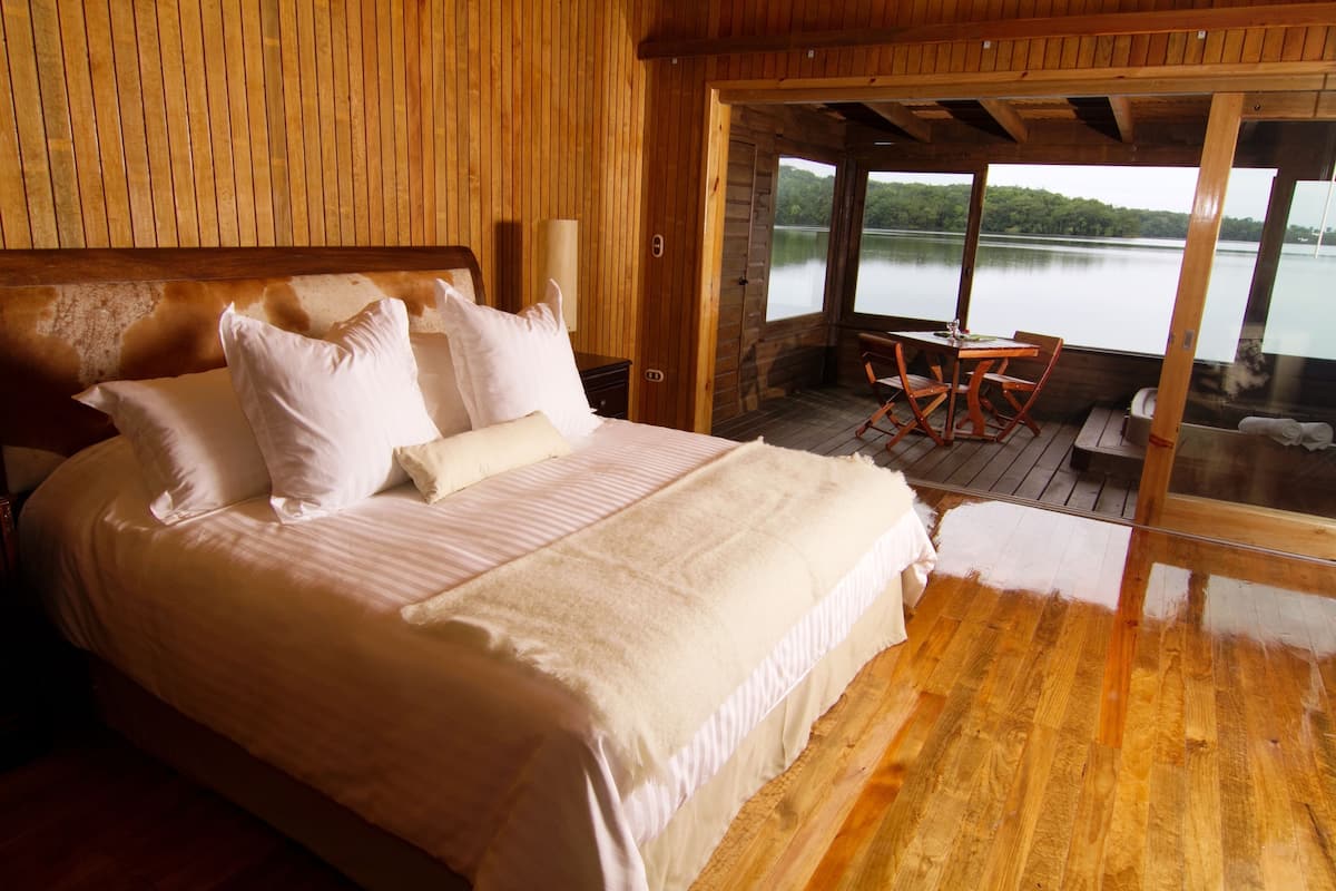 A Waterfront Suite Single | 1 sovrum, sängtillbehör av högsta kvalitet, duntäcken och minibar