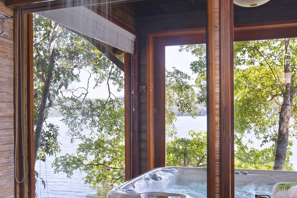 E Waterfront Master Suite Single | Badrum | Dusch, regndusch, gratis toalettartiklar och hårtork