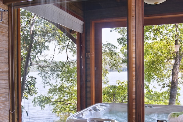E Waterfront Master Suite Single | Bilik Mandi | Pancuran mandi, hulu semburan mandi hujan