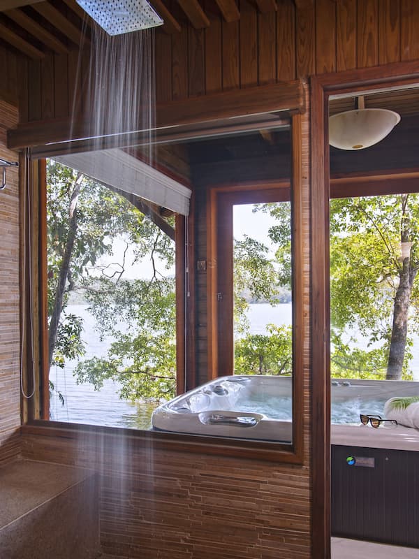 E Waterfront Master Suite Single | Bathroom | Shower, rainfall showerhead, free toiletries, hair dryer