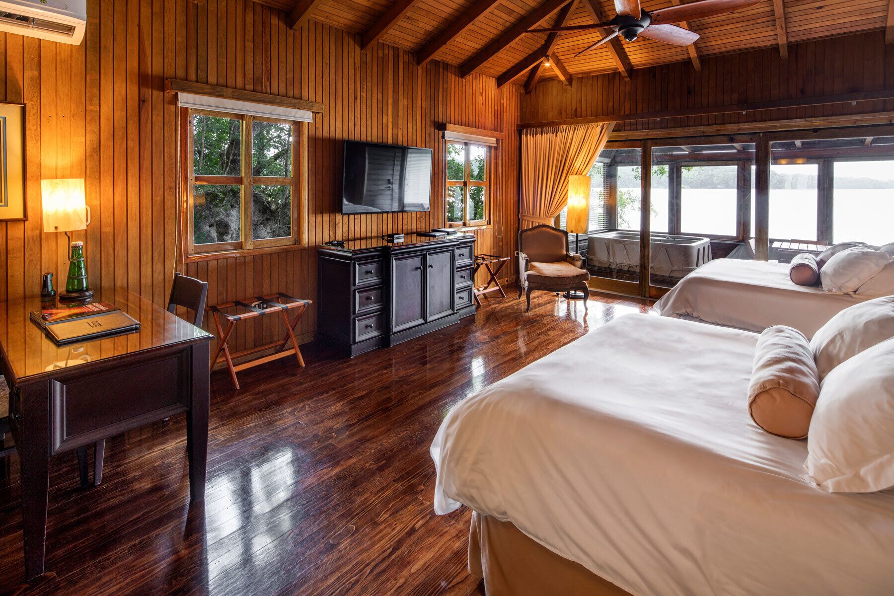 B Waterfront Suite Double | Hochwertige Bettwaren, Daunenbettdecken, Minibar, Zimmersafe
