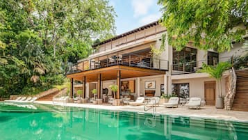 2 piscinas al aire libre, sombrillas, sillones reclinables de piscina