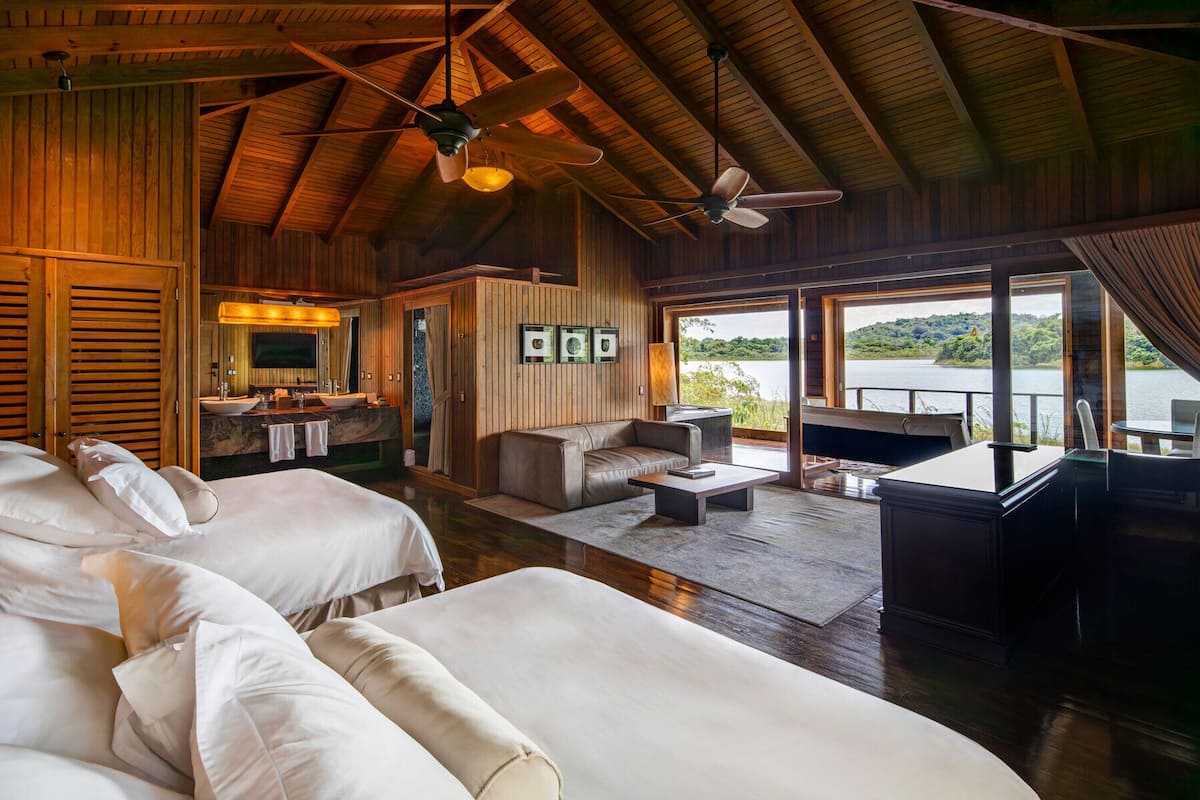 F Waterfront Master Suite Double | Luxe beddengoed, donzen dekbedden, een minibar, een kluis op de kamer