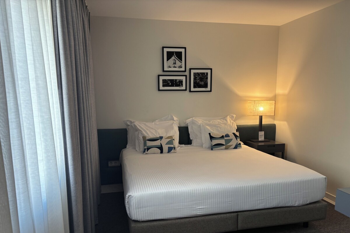 Junior suite | Luxe beddengoed, een minibar, een kluis op de kamer, een bureau