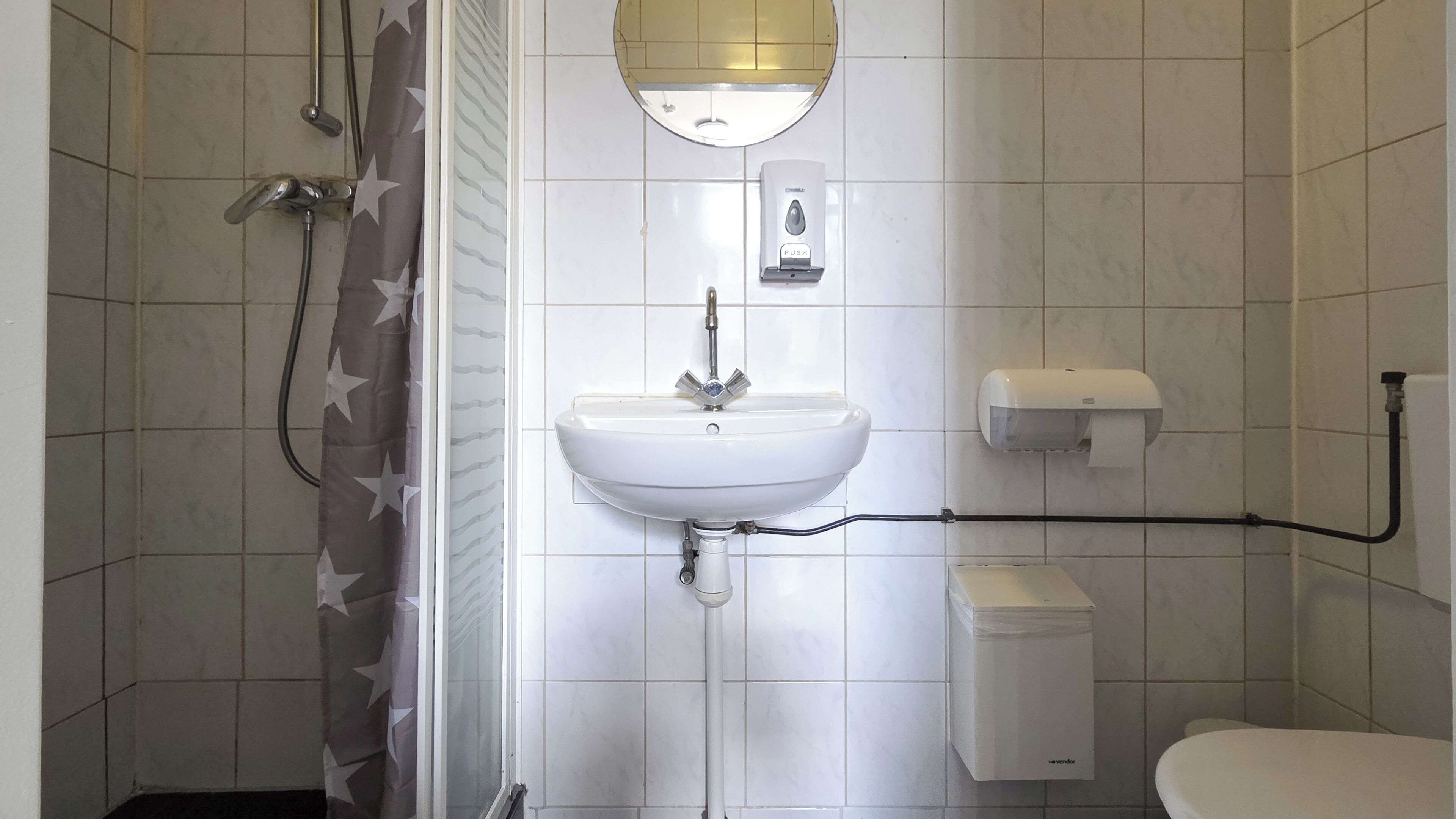 Twin room with private bathroom | Phòng tắm | Máy sấy tóc, giấy vệ sinh 