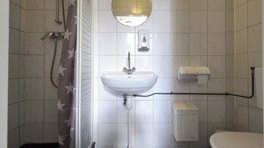Twin room with private bathroom | Bathroom | Hair dryer, toilet paper - Hostel Cosmos Amsterdam (Amsterdam)
