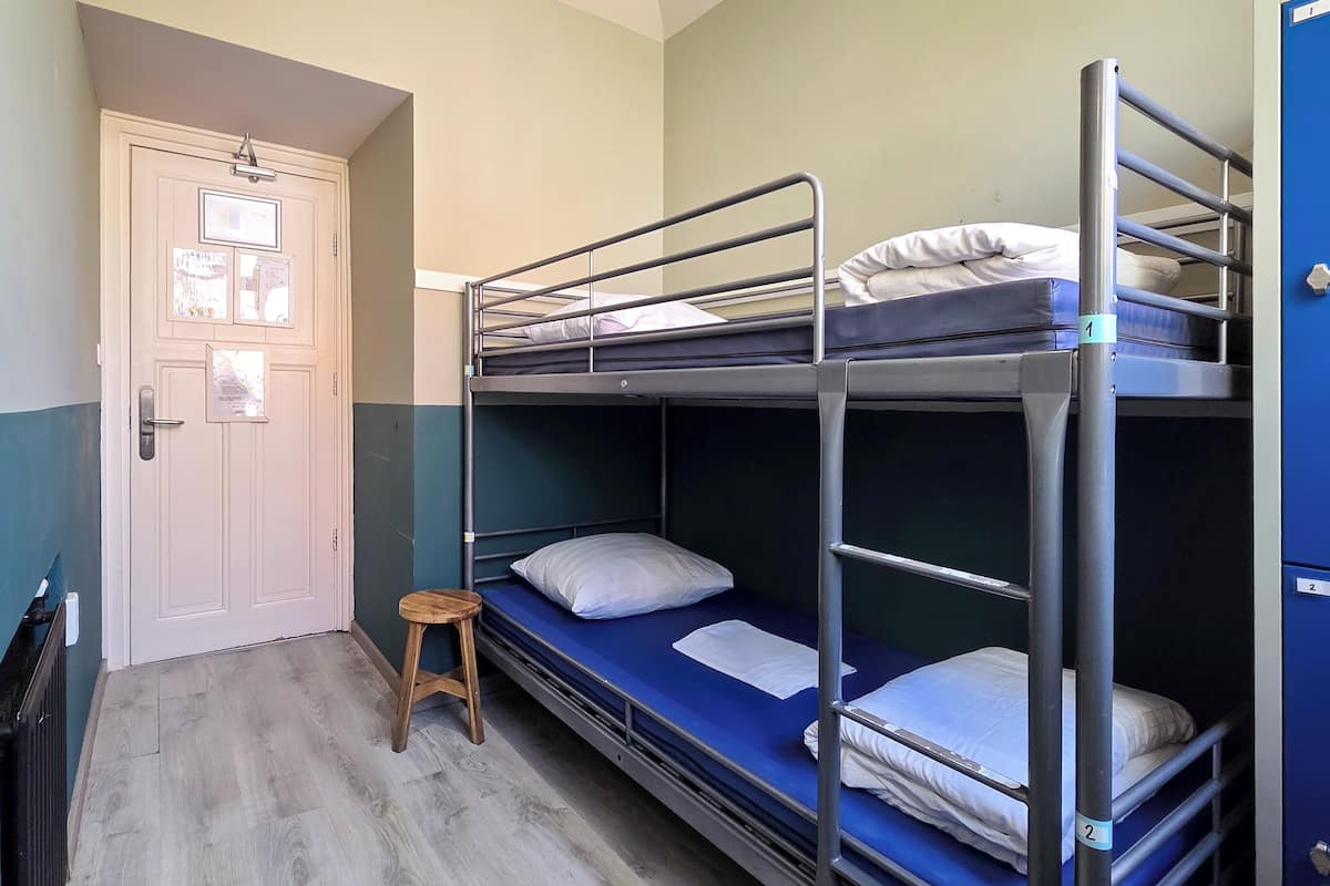 ツインルーム 共用バスルーム シティビュー | 低刺激性寝具、WiFi (無料)、ベッドシーツ