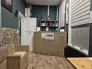 Reception - Hostel Cosmos Amsterdam (Amsterdam)