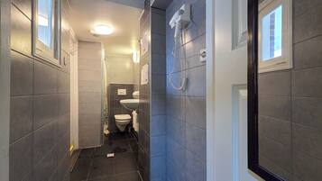 Slaapzaal, alleen voor vrouwen, gedeelde badkamer | Badkamer | Een haardroger, toiletpapier