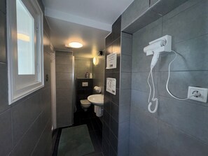 Hair dryer, toilet paper - Hostel Cosmos Amsterdam (Amsterdam)