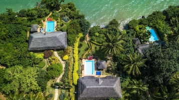 Ocean Access Villas (with private pool) | Área de sala de estar | Televisión LED de 45 pulgadas con canales vía satélite y televisión