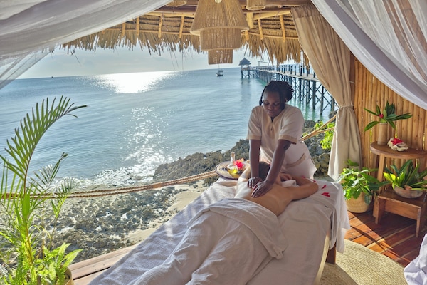 Couples treatment rooms, body treatments, deep-tissue massages