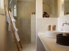 Shower, rainfall showerhead, free toiletries, hair dryer