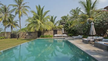 Una piscina al aire libre (de 07:00 a 19:00), sombrillas, tumbonas