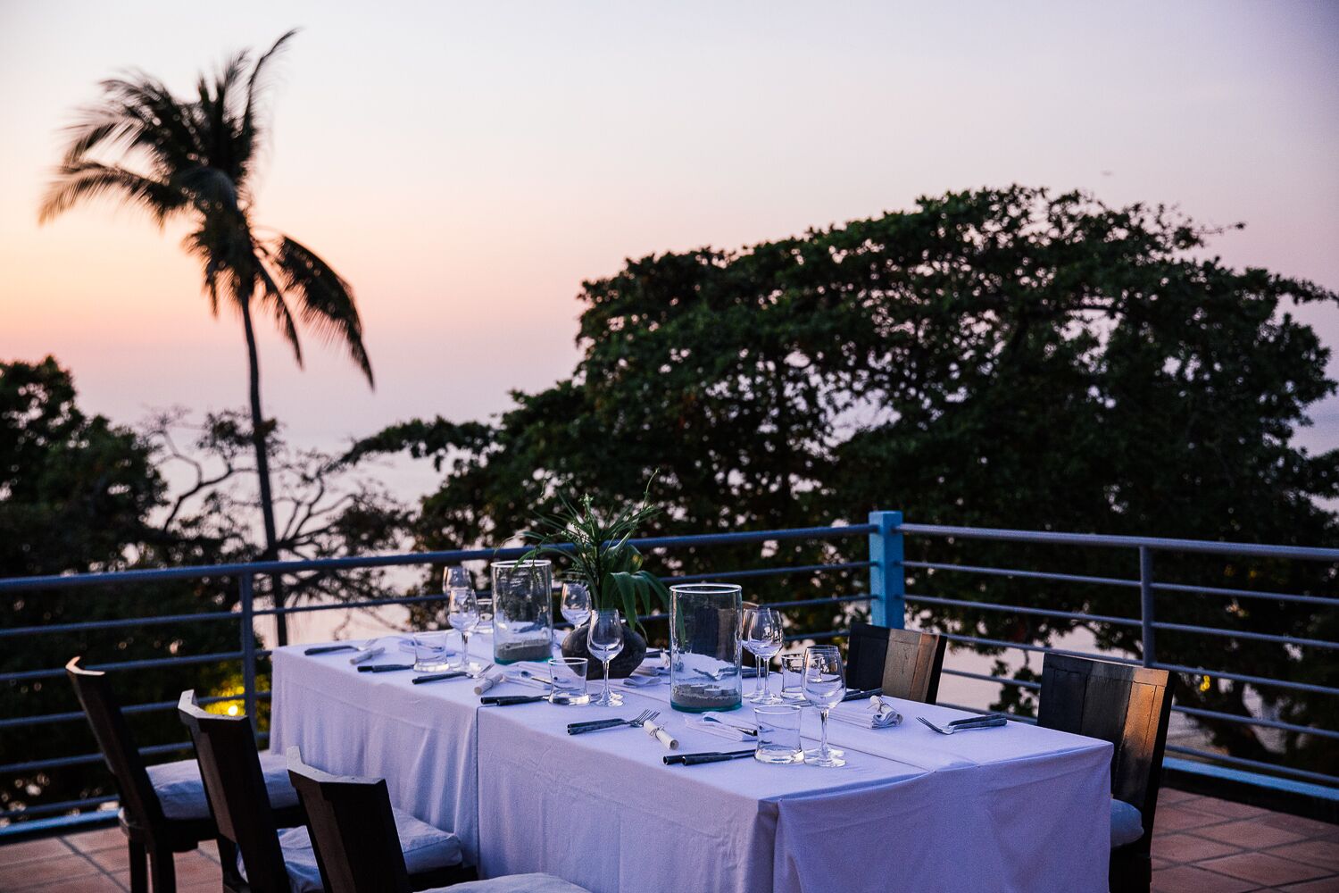 5 restaurants, lunch, dinner served; international cuisine