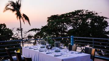 5 restaurants; lunch and dinner served