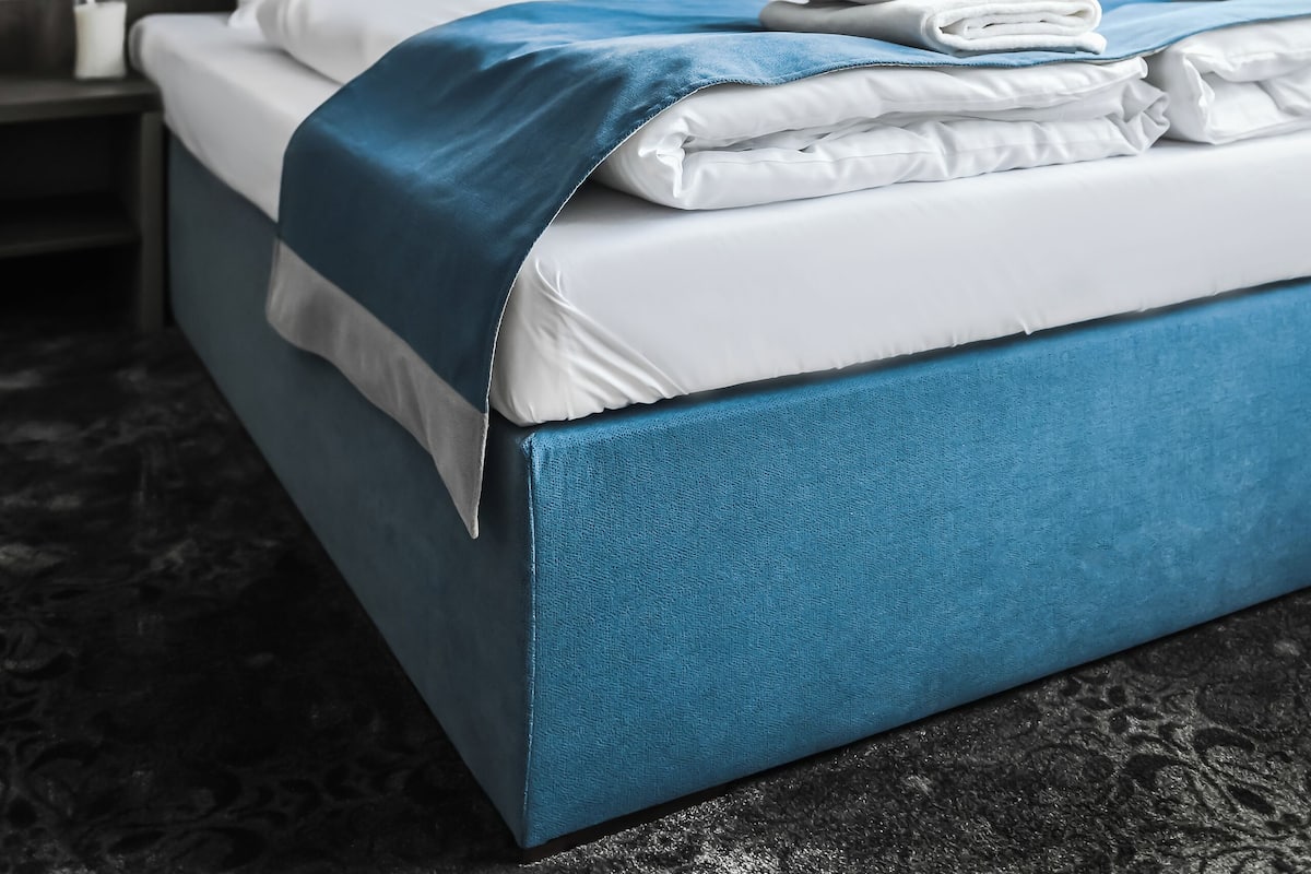 Ropa de cama hipoalergénica, escritorio, cortinas opacas