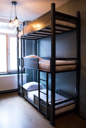 Free WiFi, bed sheets - Crossroads Hostel Amsterdam (Amsterdam)