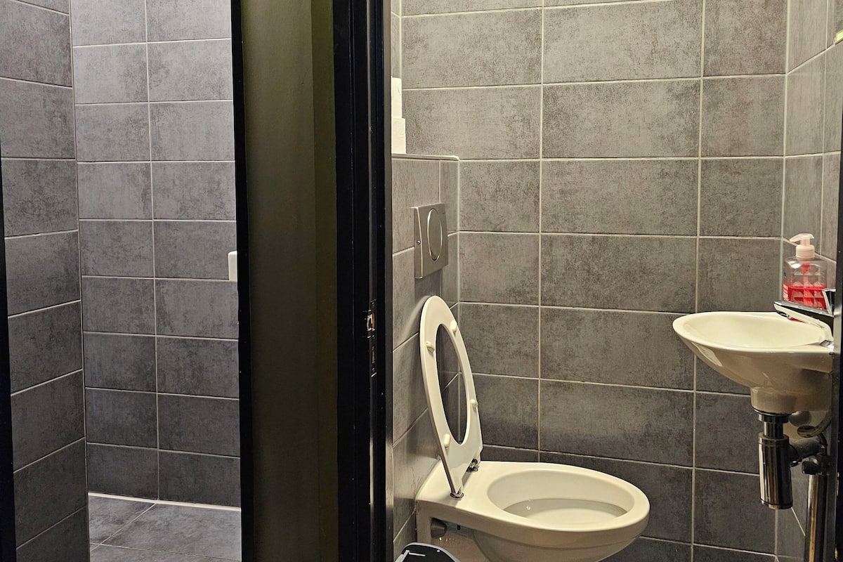 Een douche, zeep, shampoo, toiletpapier