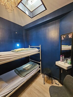 A room with bunk beds, a small sink, and a mirror. - Crossroads Hostel Amsterdam (Amsterdam)