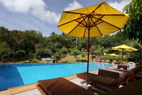 Ulkouima-allas, aurinkotuoleja