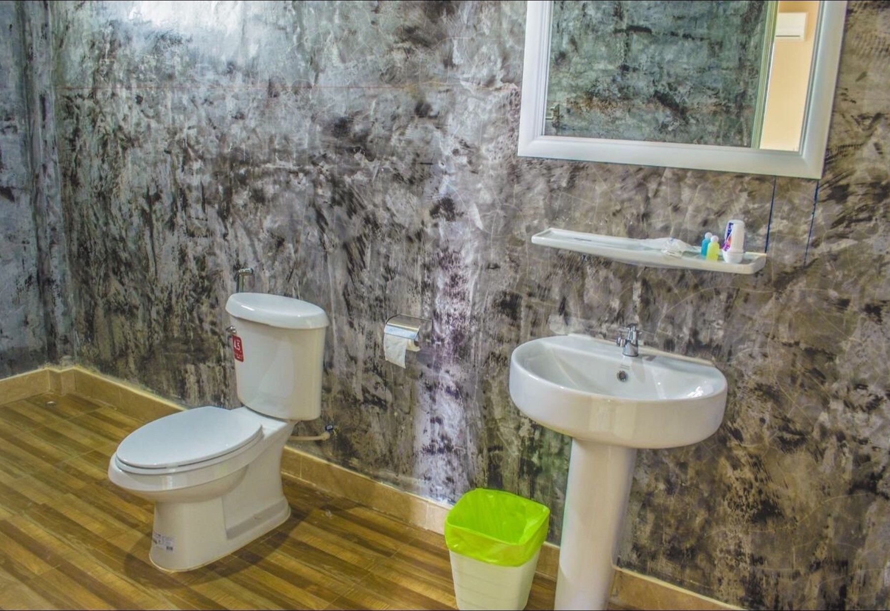 shower, rainfall showerhead, free toiletries, towels