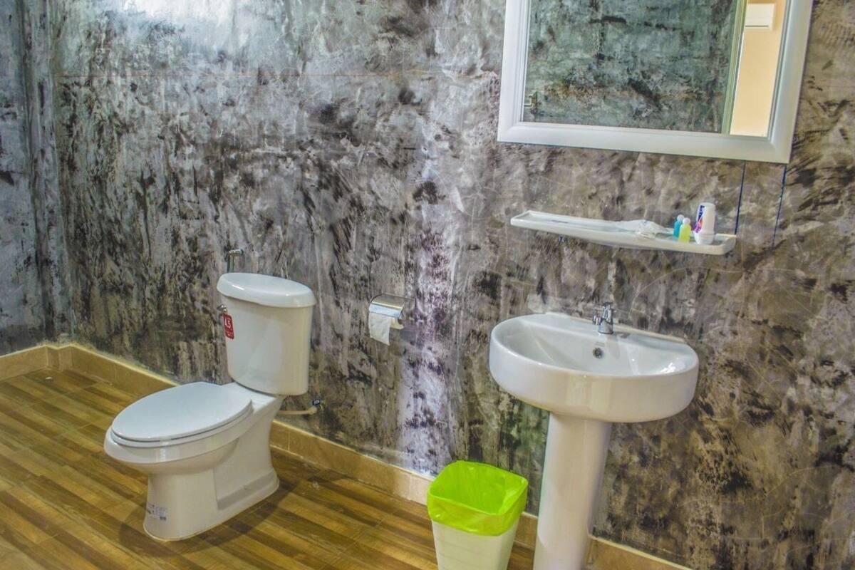 shower, rainfall showerhead, free toiletries, towels