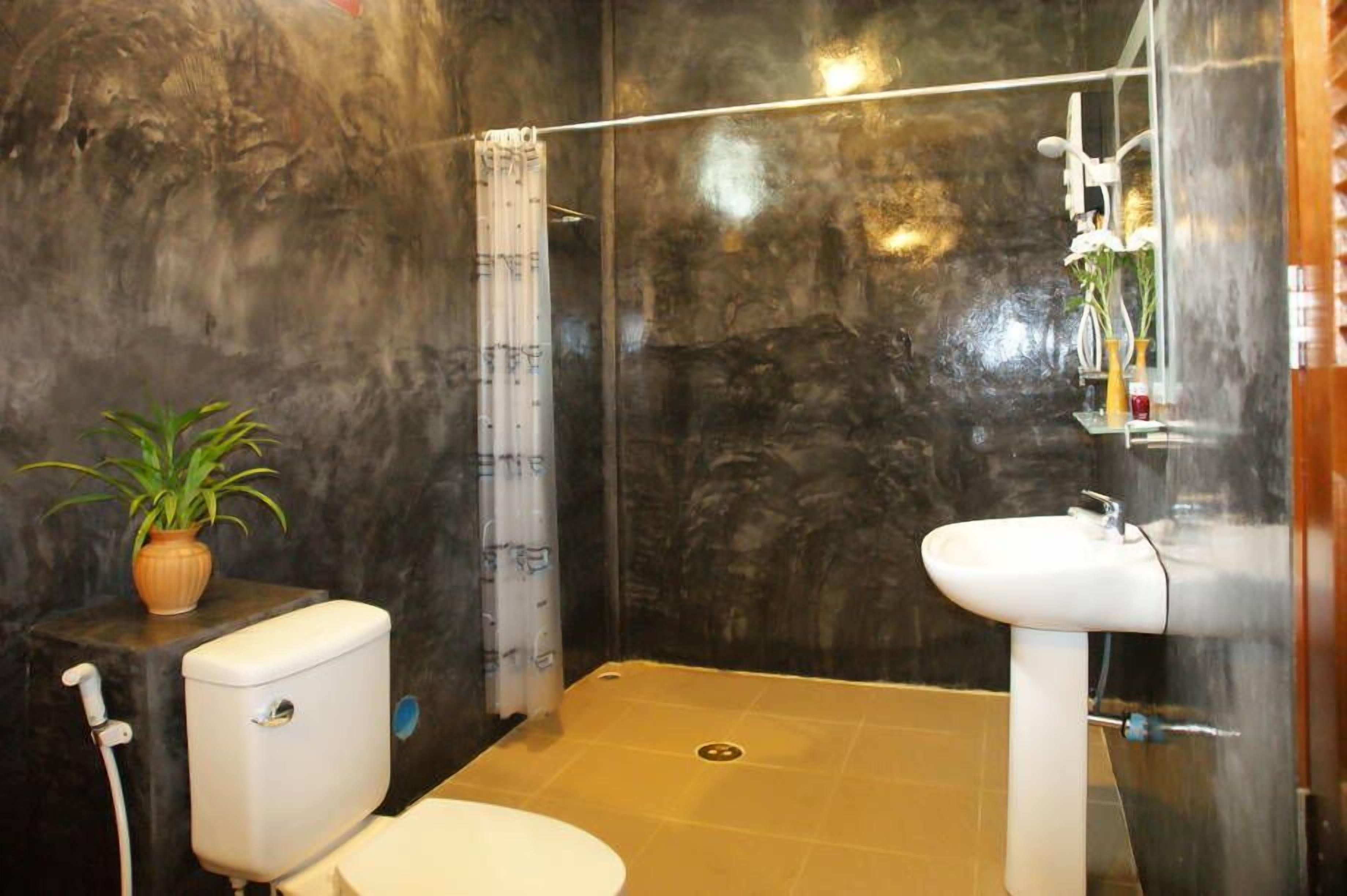 standard room with garden view | bathroom | shower, rainfall showerhead, free toiletries, towels