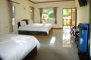 Standard Room with Pool View | Bureau, Wi-Fi gratuit