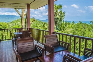 Standard King Room Sea View | Oleskelualue | Plasmatelevisio