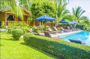 Piscine extérieure, chaises longues