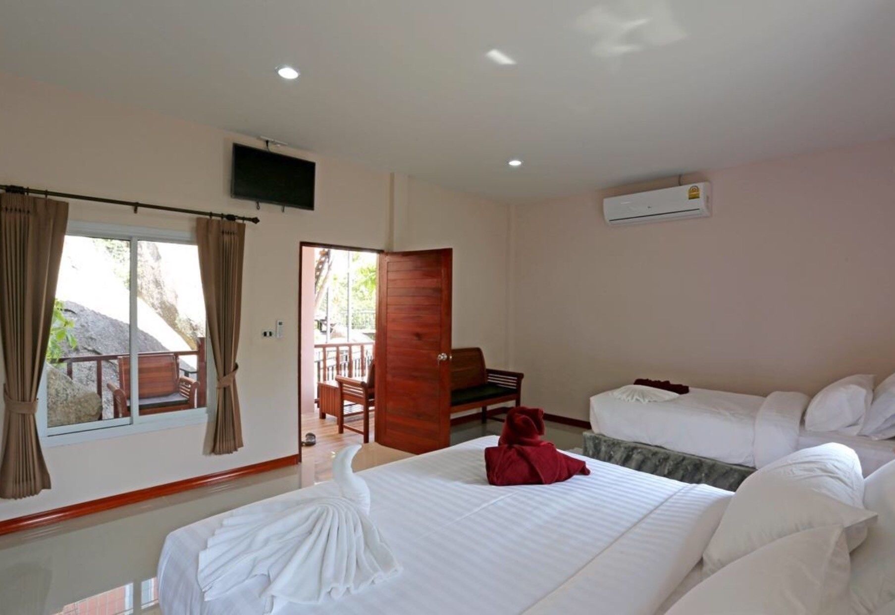 standard king room with garden view | desk, free wifi