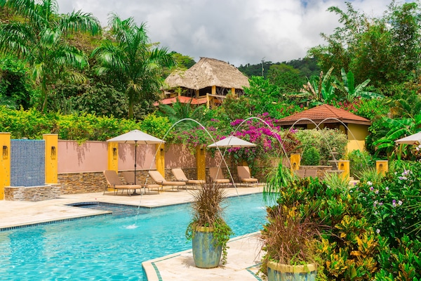 Una piscina al aire libre, tumbonas