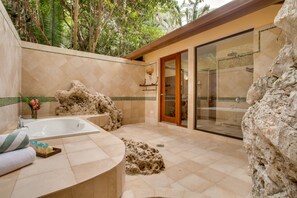 Creekside Cottages | Amenidades de baño | Regadera, amenidades de baño gratuitas, secadora de cabello, toallas 