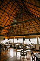 2 间餐厅，供应早餐、午餐和晚餐，国际美食