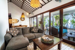 Two Bedroom Villa | Living area - Tír na nÓg Beachfront Resort (Gili Trawangan)