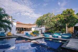 Kolam renang outdoor, dengan payung kolam renang dan kursi berjemur
