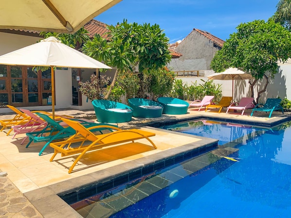 Hồ bơi ngoài trời, dù/ô trên bãi biển/hồ bơi, ghế dài tắm nắng 