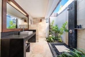 Douche, articles de toilette (gratuits), serviettes fournies
