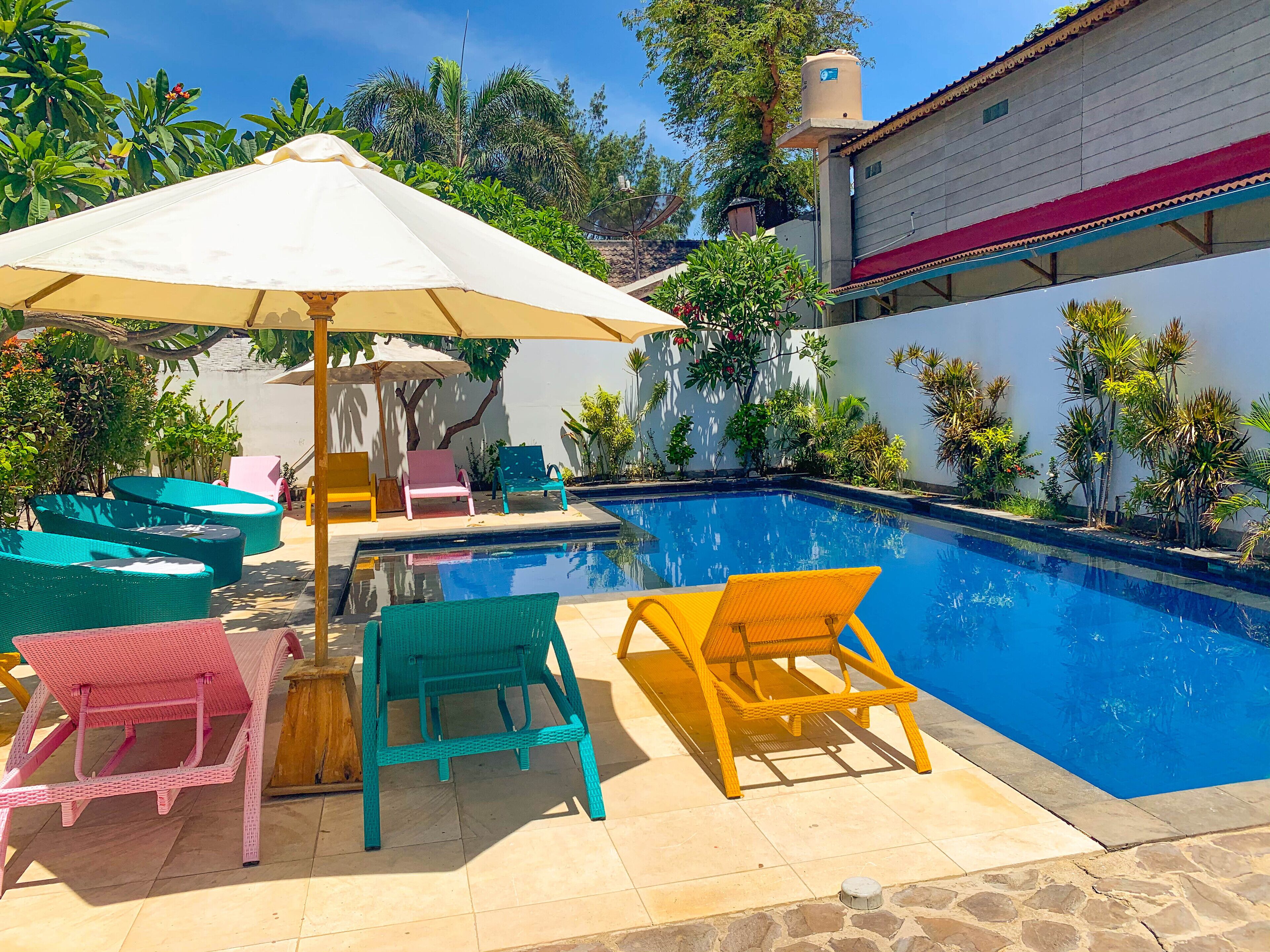 Outdoor pool, pool umbrellas, sun loungers
