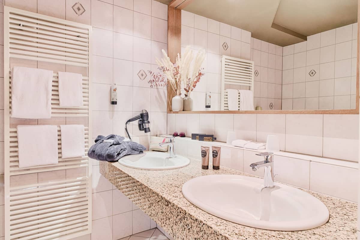 comfort room (king size) | bathroom